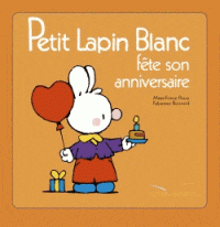 Petit lapin blanc fête son anniversaire
