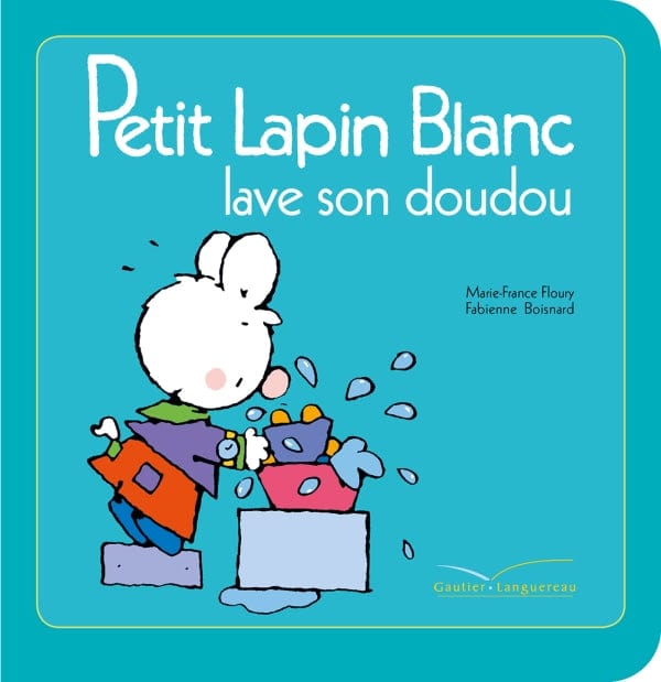 Petit lapin blanc lave son doudou