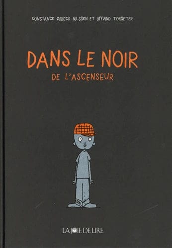 Dans le noir de l'ascenseur