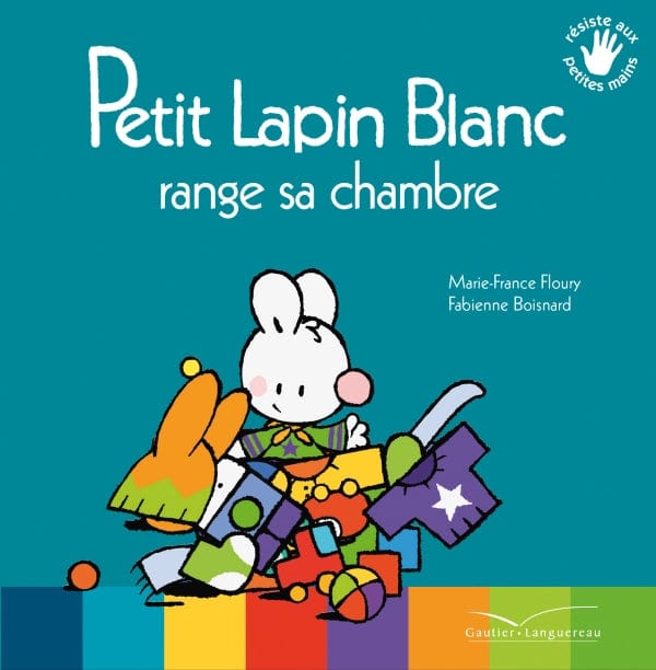 Petit lapin blanc range sa chambre