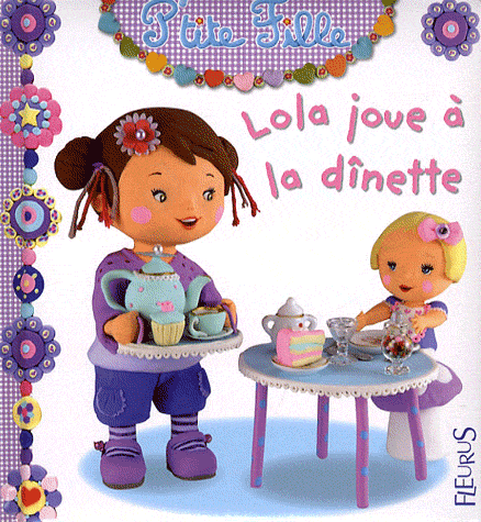 P'tite Fille - Lola joue à la dînette
