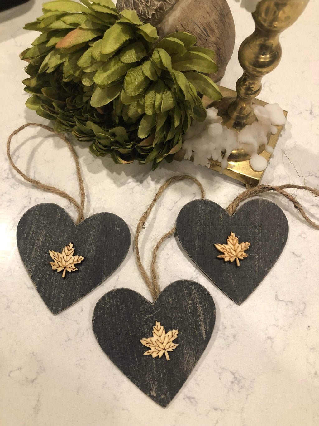 Ornement Sapin - forme de coeur avec feuille d'érable