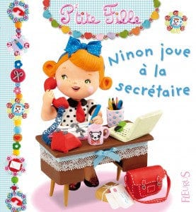 P'tite Fille - Ninon joue à la secrétaire